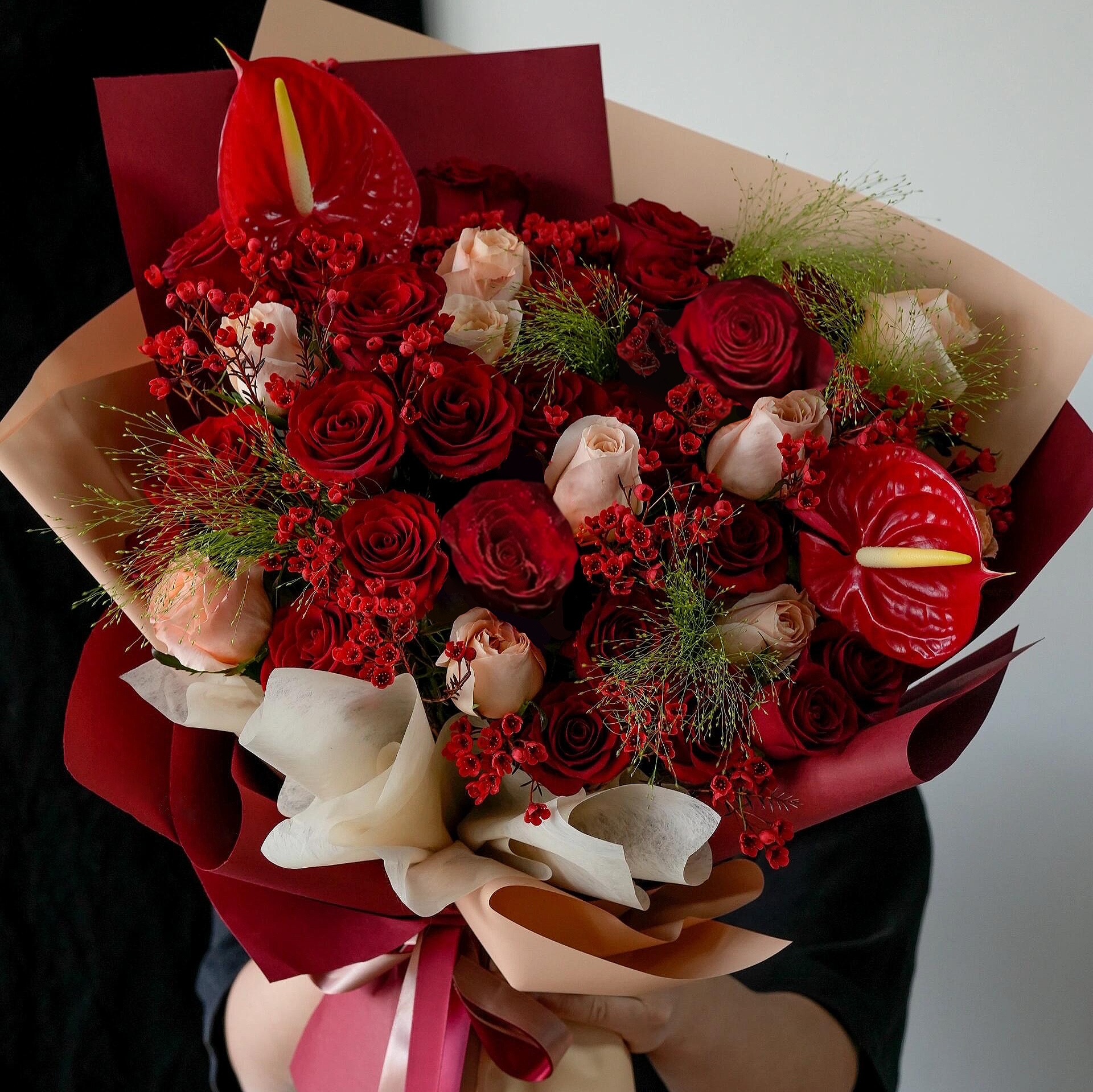 【火红热烈】19枝红玫瑰9枝微光2枝红掌腊梅混搭花束鲜花送家人长辈送朋友新年祝福礼物鲜花小时达同城鲜花直送