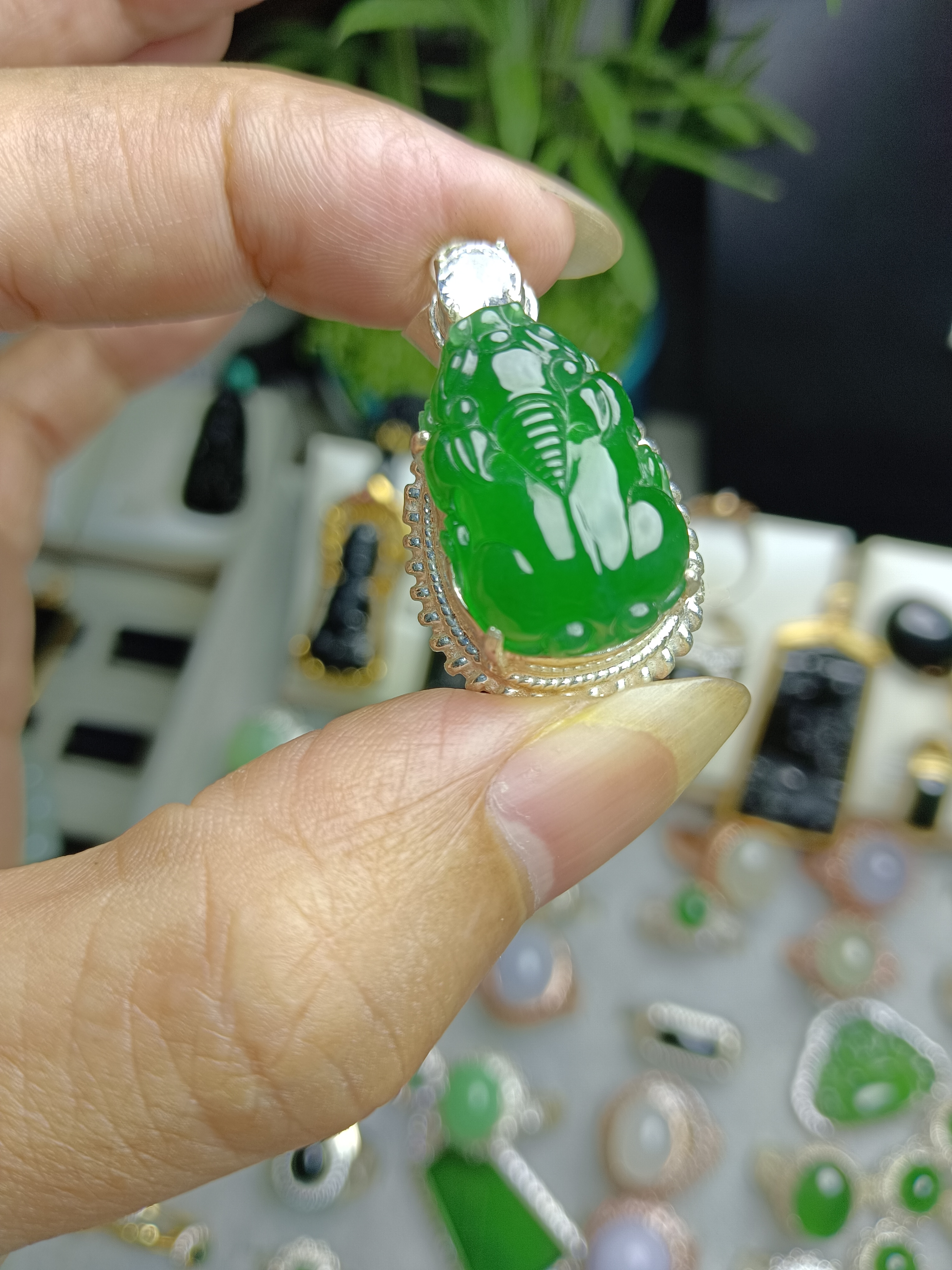 缅甸天然翡翠吊坠