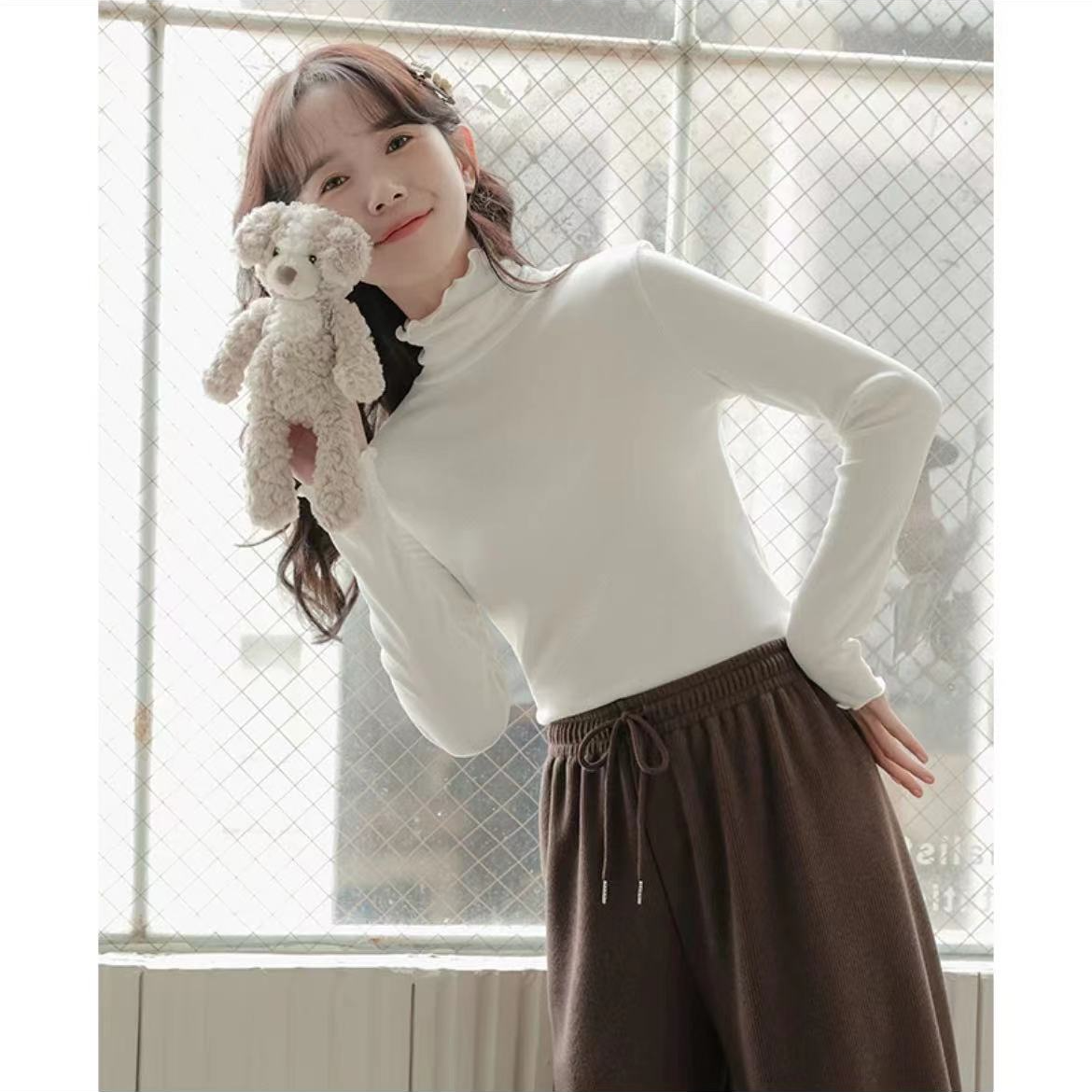 白色木耳边毛圈打底衫Z4215