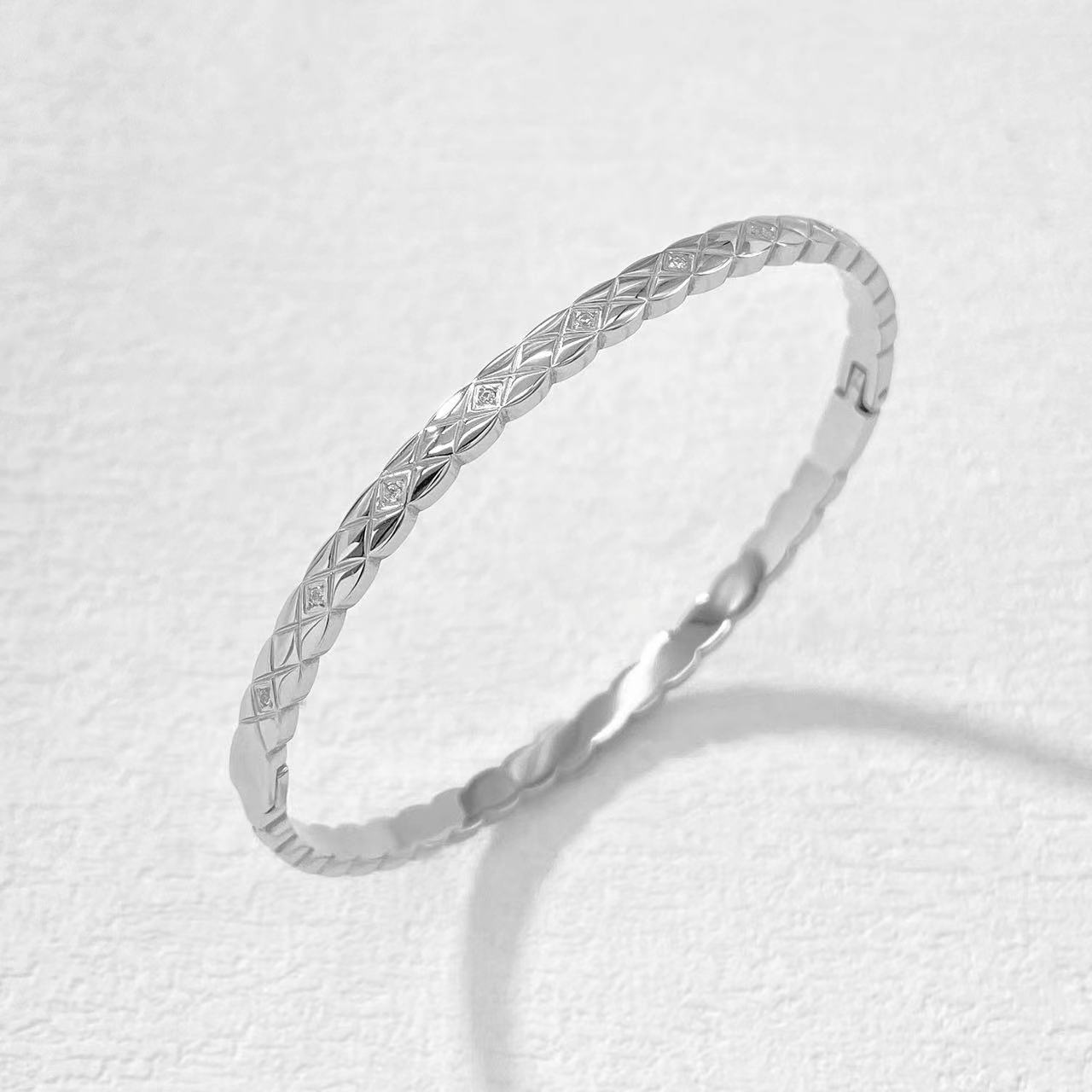 钛钢手镯 木木（AQ1345）58毫米*50毫米  菱纹格镶钻手镯