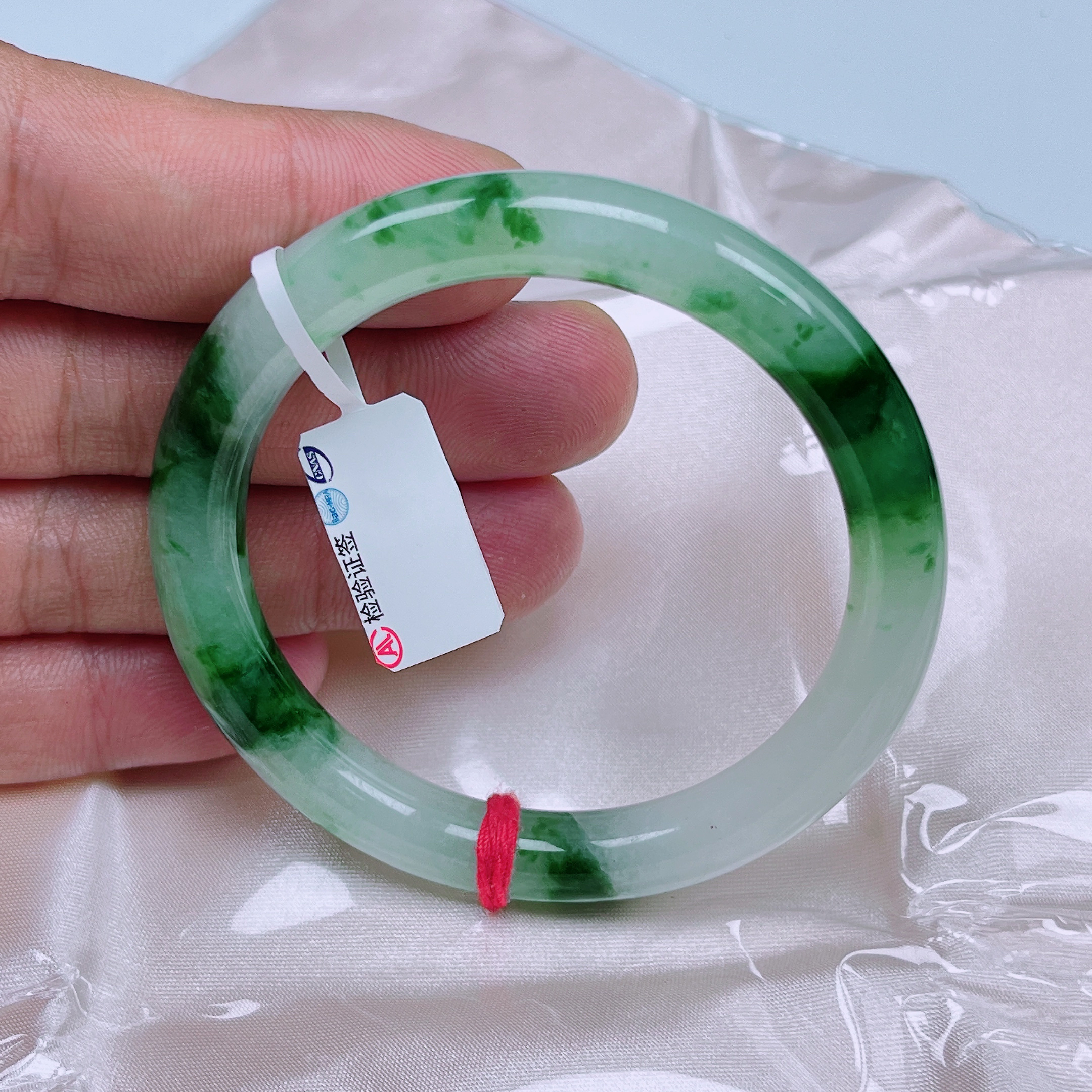 天然缅甸A货翡翠冰透绿色飘花手镯53.2圈口