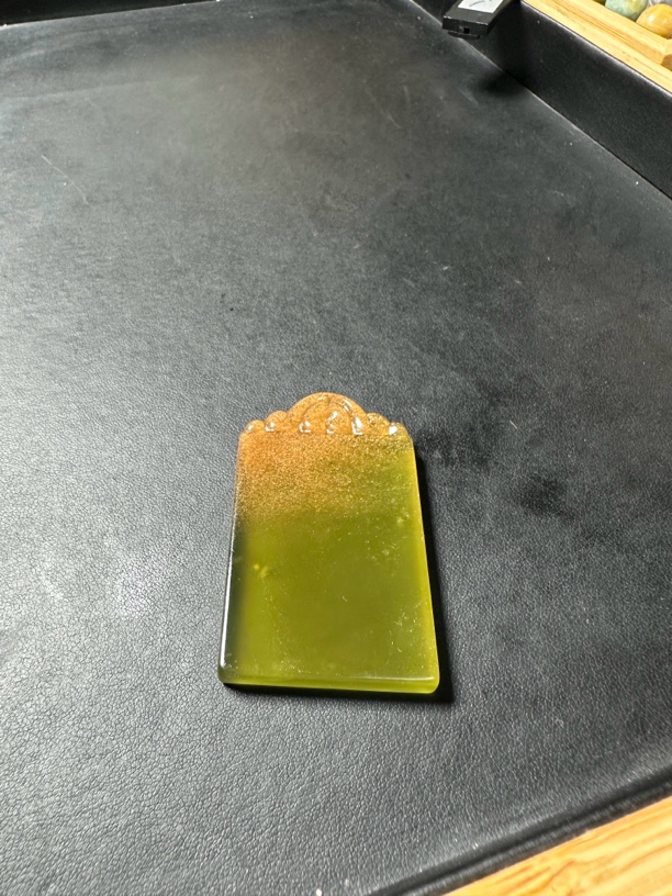 辽阳红花玉平安无事牌吊坠