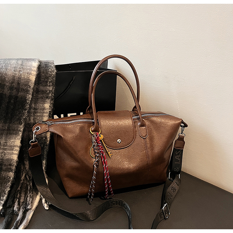 [32cm*12cm*23cm]小众轻奢通勤饺子包2024秋冬新款大容量斜挎包