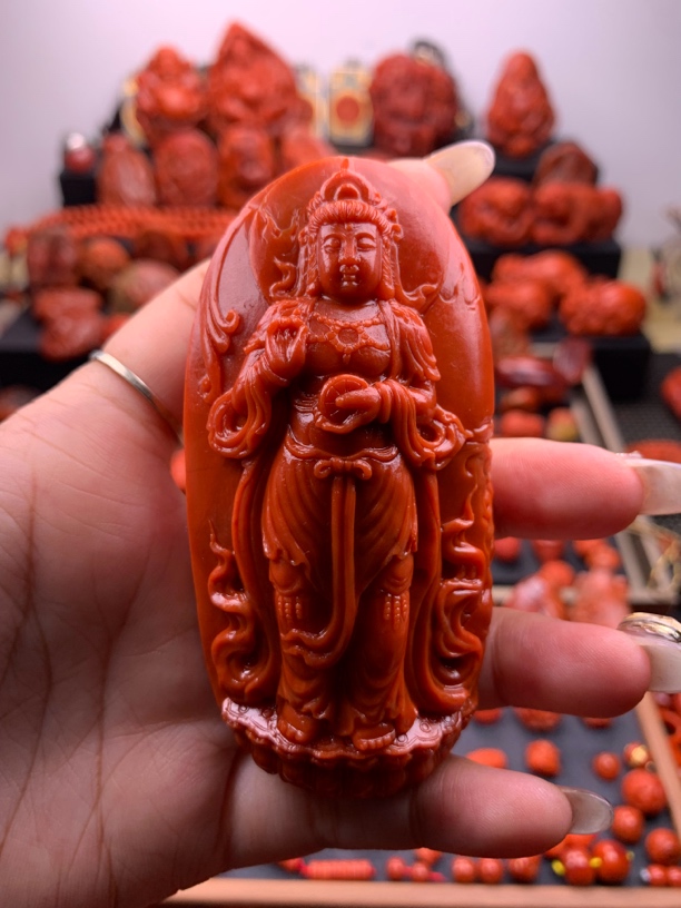 南红保山观音手把件