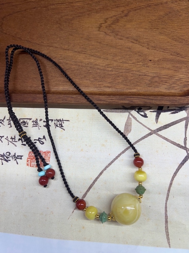 瓷白蜜蜡搭配18k金手工编织锁骨链