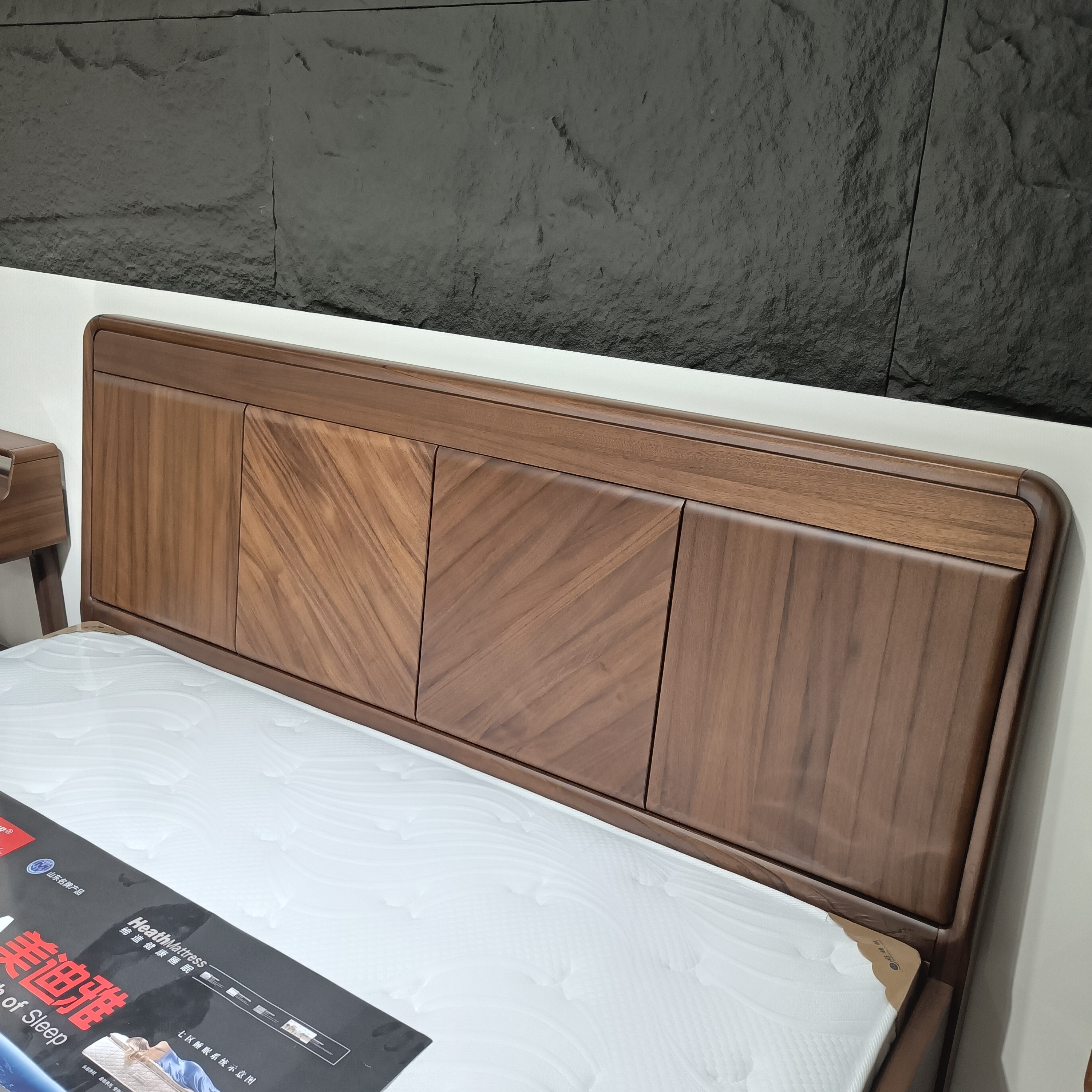 现代简约轻奢实木大床