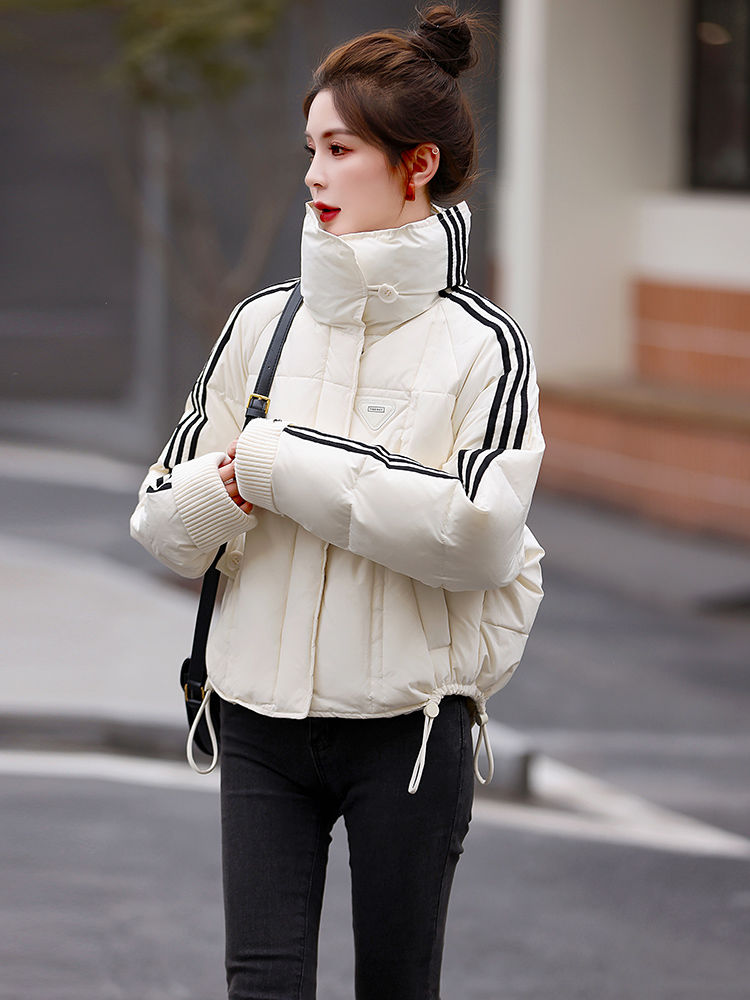 艾莱依潮流立领羽绒服女短款2023冬季新款撞色条纹三角休闲减龄外