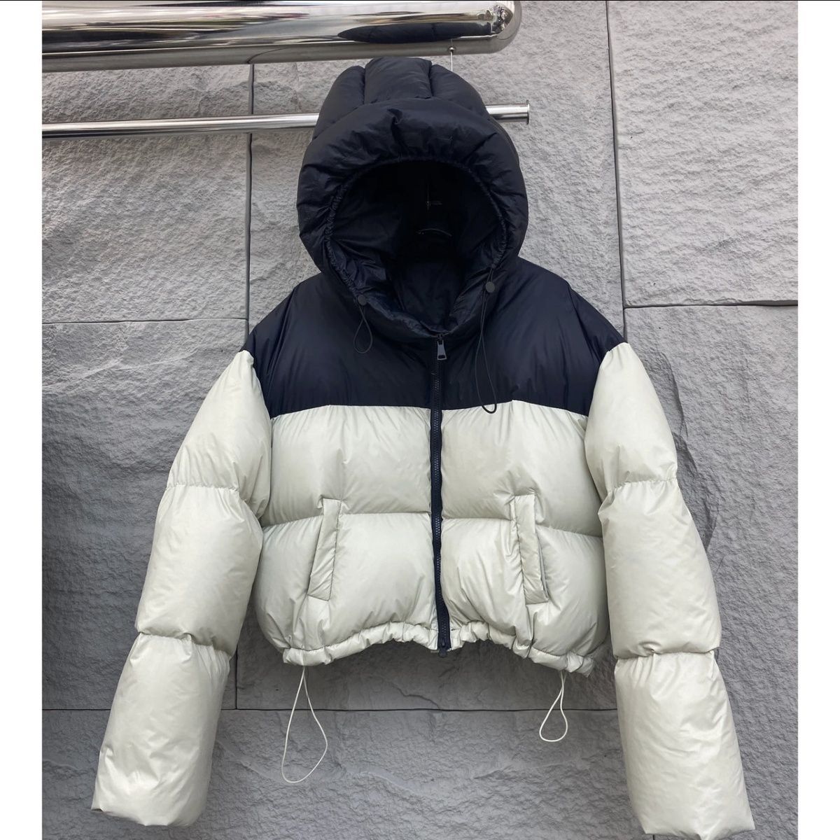 艾莱依肯豆风爆款黑白拼色连帽羽绒服女短款2023新款欧美时尚宽松