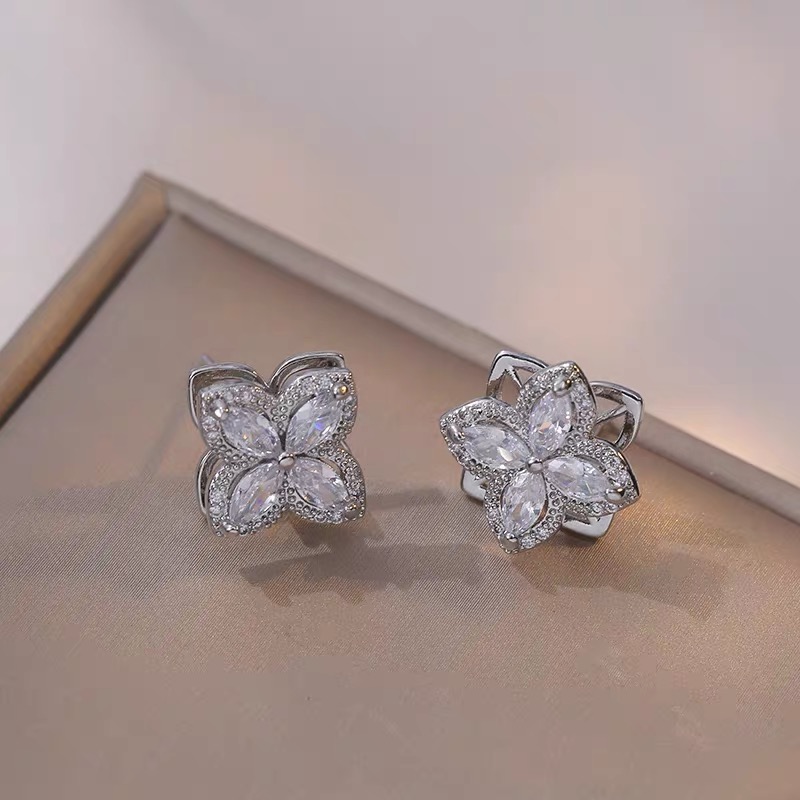 6392白色四瓣花耳钉