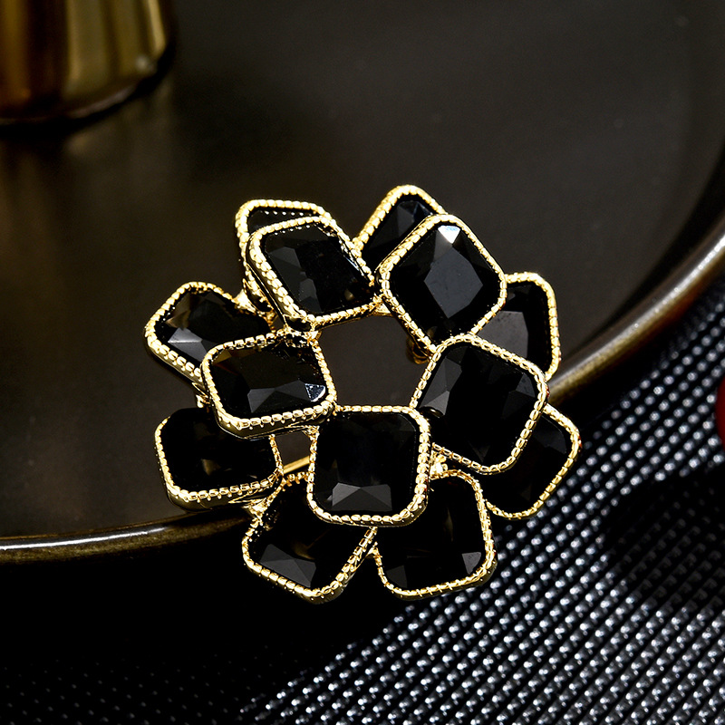 2611黑色方块山茶花胸针