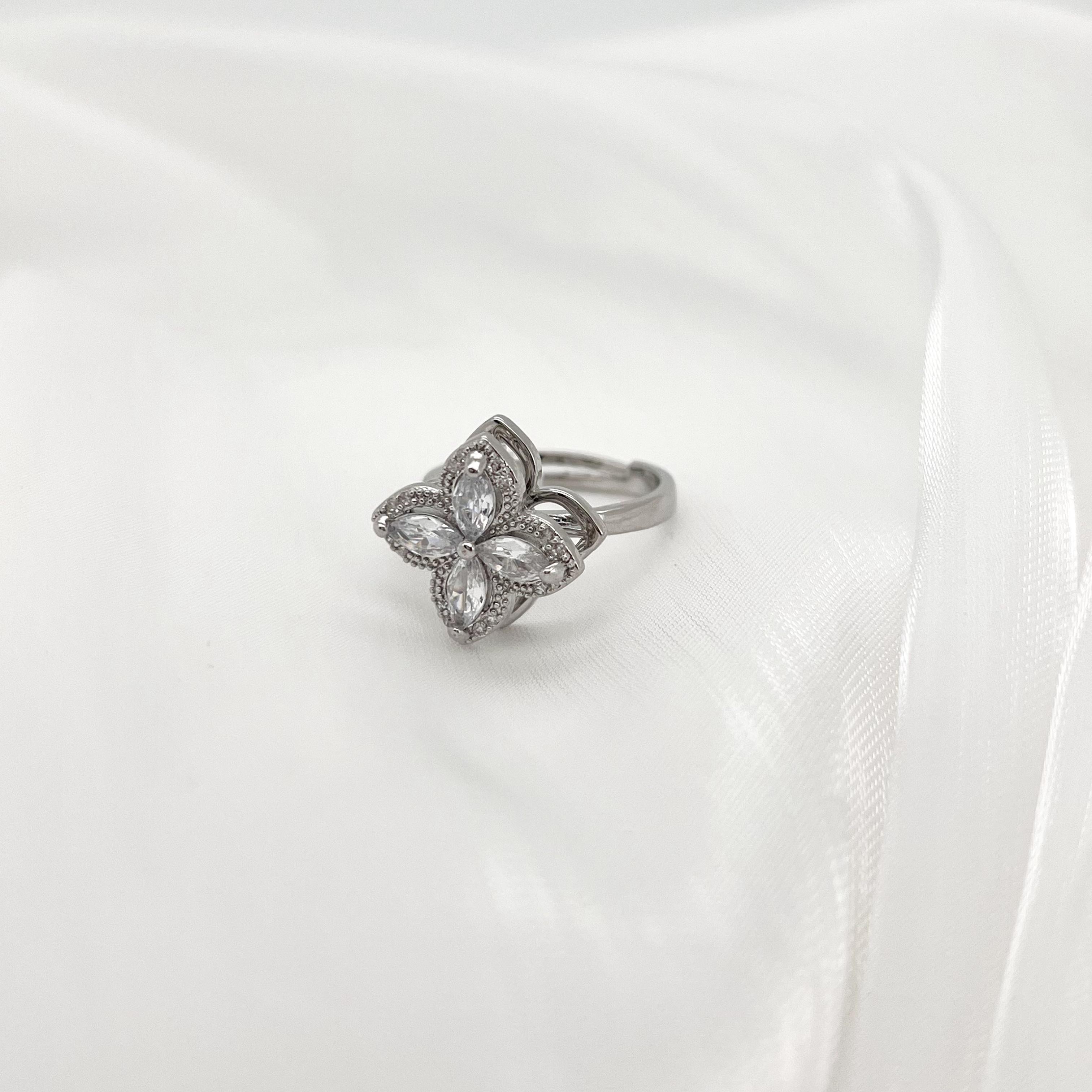 6712白颜色花朵可旋转戒指      