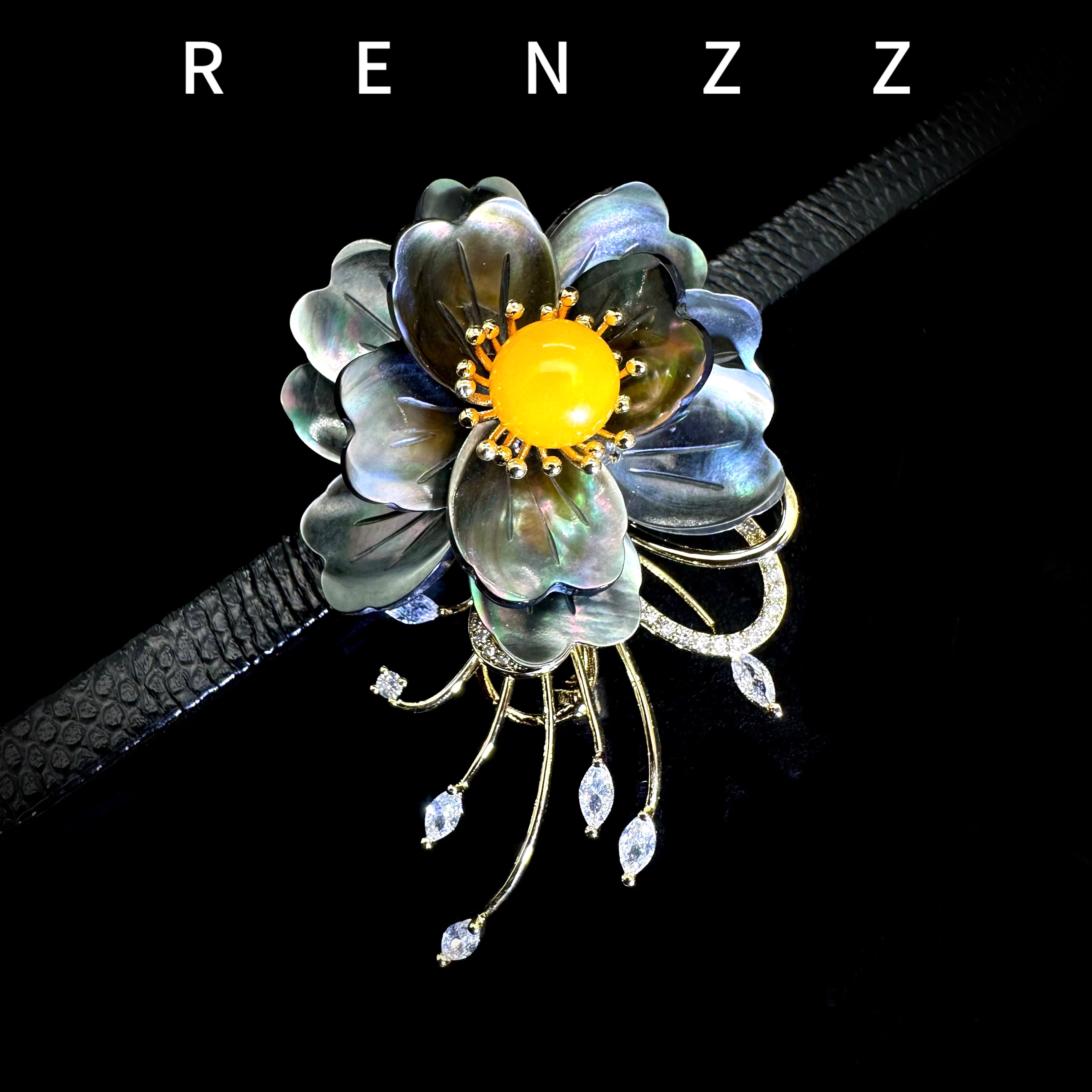 2870黑色贝壳山茶花轻奢胸针