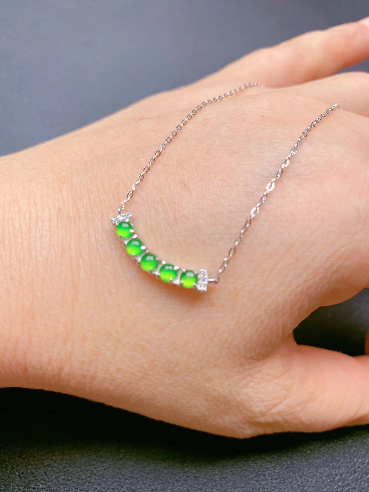 天然翡翠阳绿项链