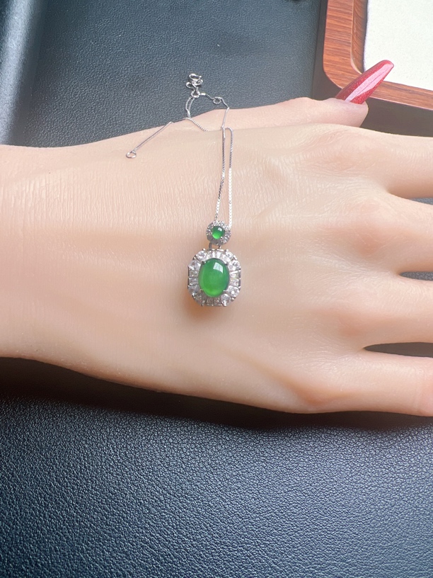 天然翡翠阳绿吊坠