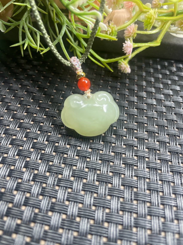 天然和田玉青海料湖水绿宝宝锁胖圆锁可爱挂坠颈饰