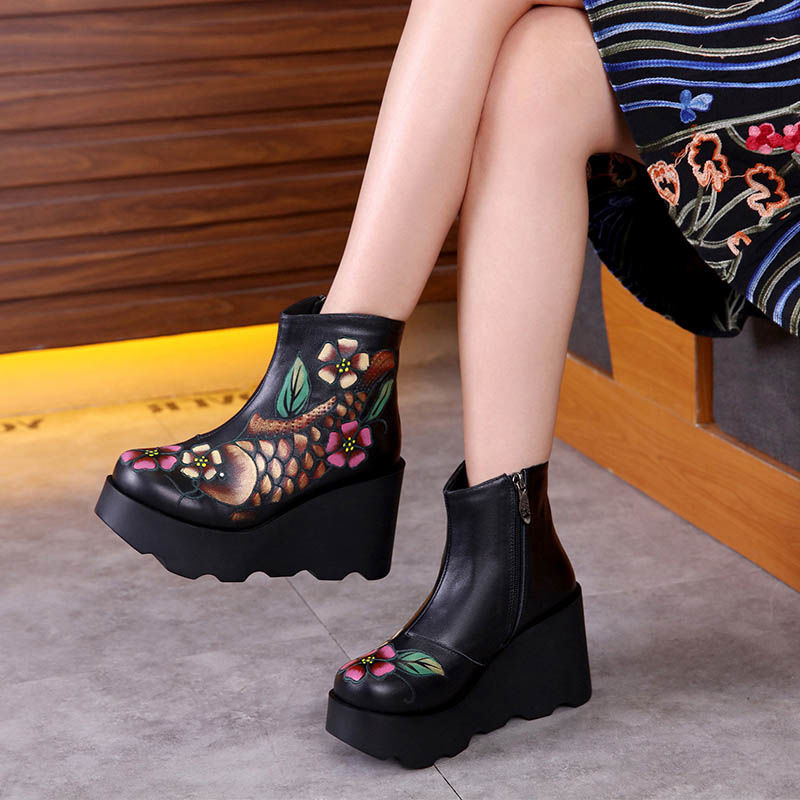 民族风秋冬真皮绣花女靴复古增高厚底短筒马丁靴圆头宽脚胖脚女鞋