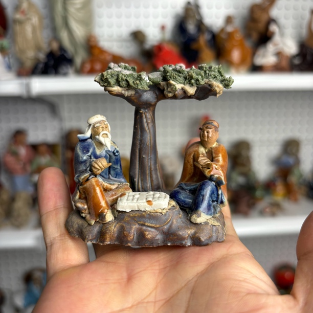 陶瓷7厘米高树下双人下棋摆件