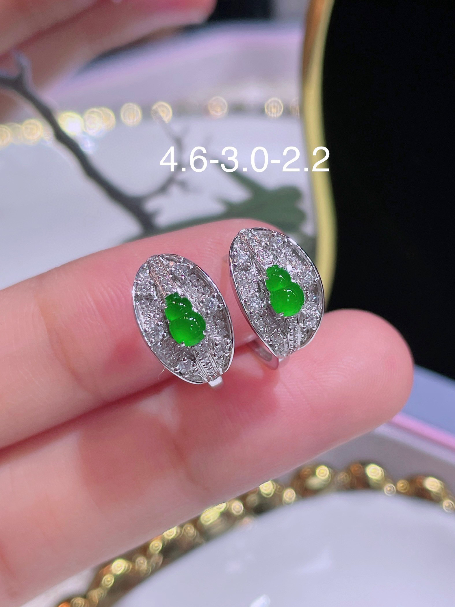 天然缅甸翡翠A货 满绿葫芦耳环 18k金镶嵌钻石