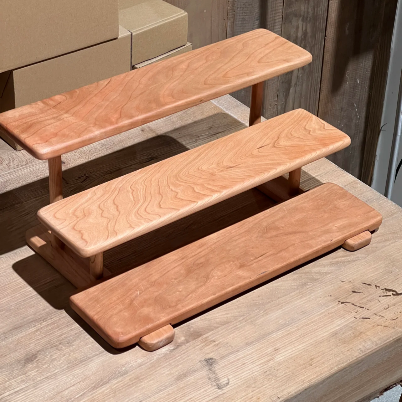 由物喜/樱桃木三层置物架桌面摆件收纳有色差矿物质线，介意考虑