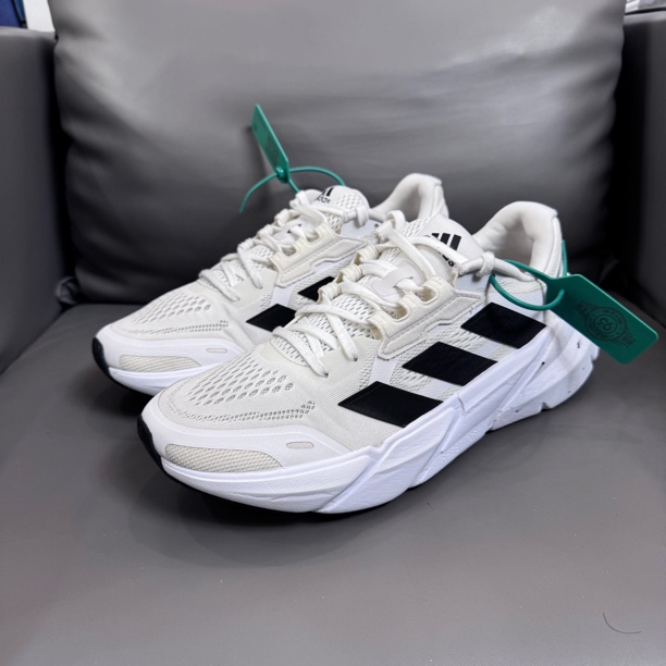 95新 adidas/阿迪达斯 44码 阿迪达斯跑鞋 黑白 无盒 成色可以