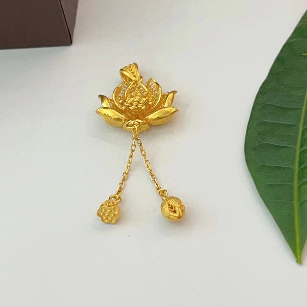 Chow Tai Seng/周大生足金时尚气质百搭莲花吊坠