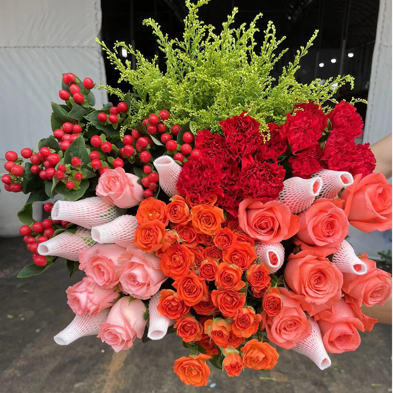 粉玫瑰20只+康乃馨10只+橙芭比3只+红豆1扎+配草 鲜花 原产地直发