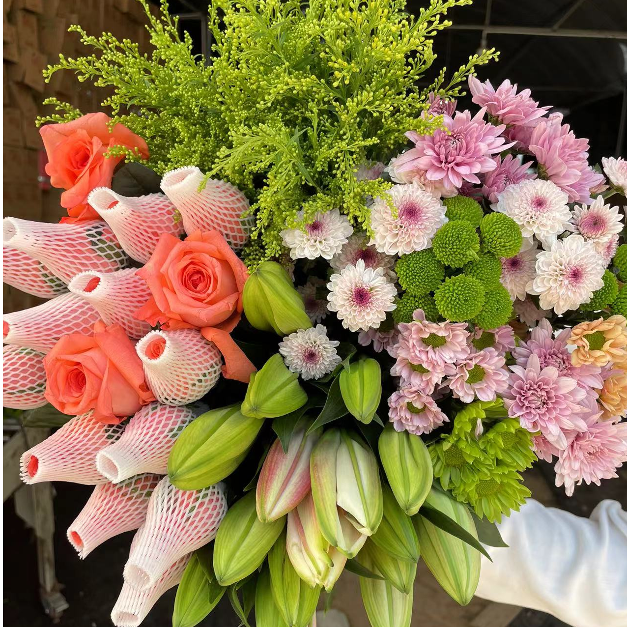 粉玫5枝+百合5朵+混色小雏菊5枝+配草5枝+送保鲜剂云南昆明发鲜花