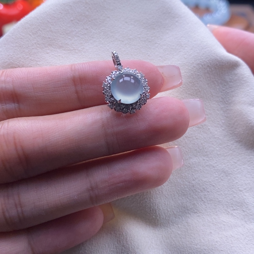 【闪购商品】翡翠颈饰18K金镶嵌冰晴底蛋面吊坠