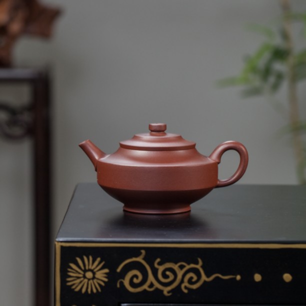 玉盘壶，设计优美，线条流畅，泥料：原矿深清水泥 容量：260ml左右