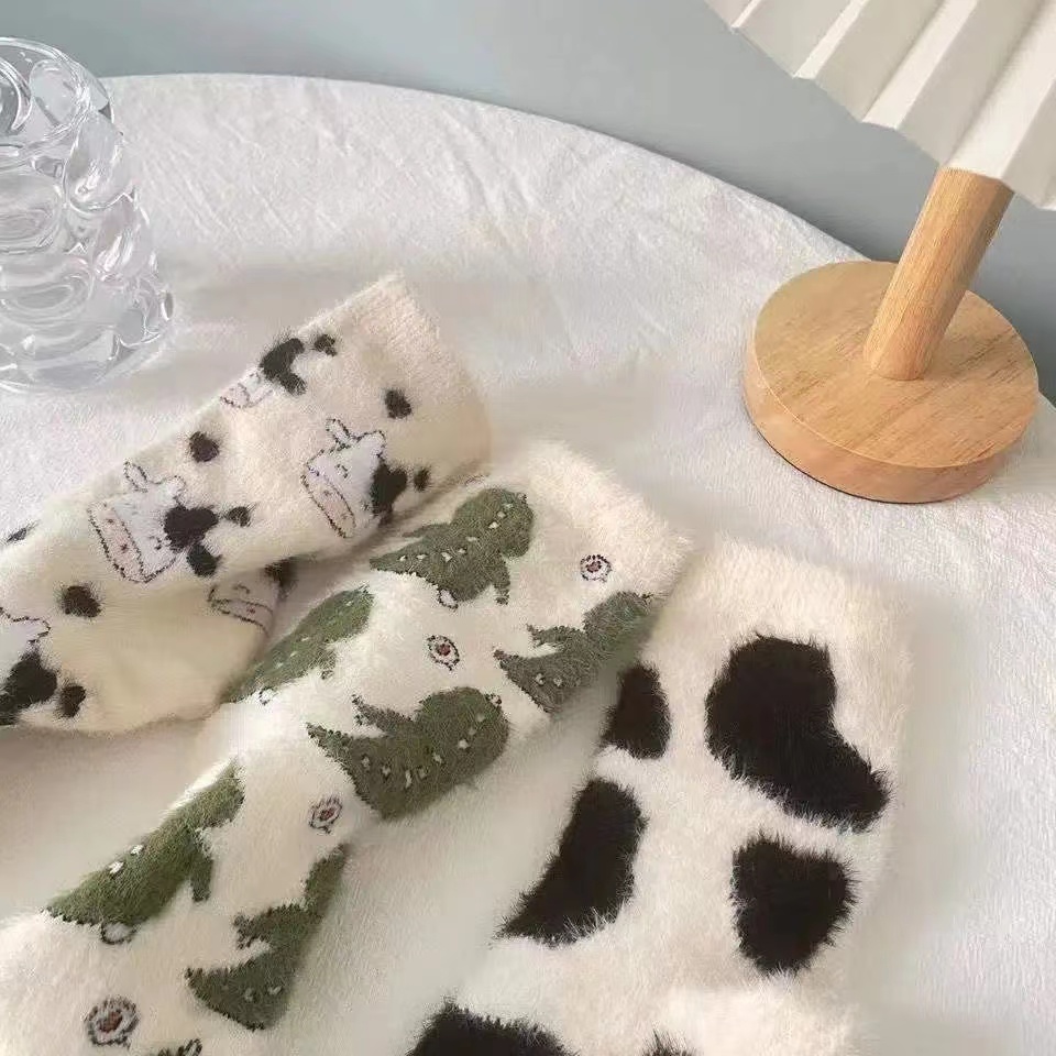 秋冬加绒水貂绒袜子女保暖加厚奶牛斑点居家防滑毛茸茸少女地板袜