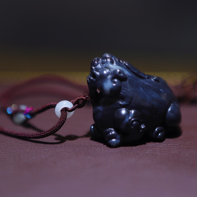 玉福堂珠宝天然新疆和田玉青花籽料貔貅手把件聚墨黑羊脂一线天