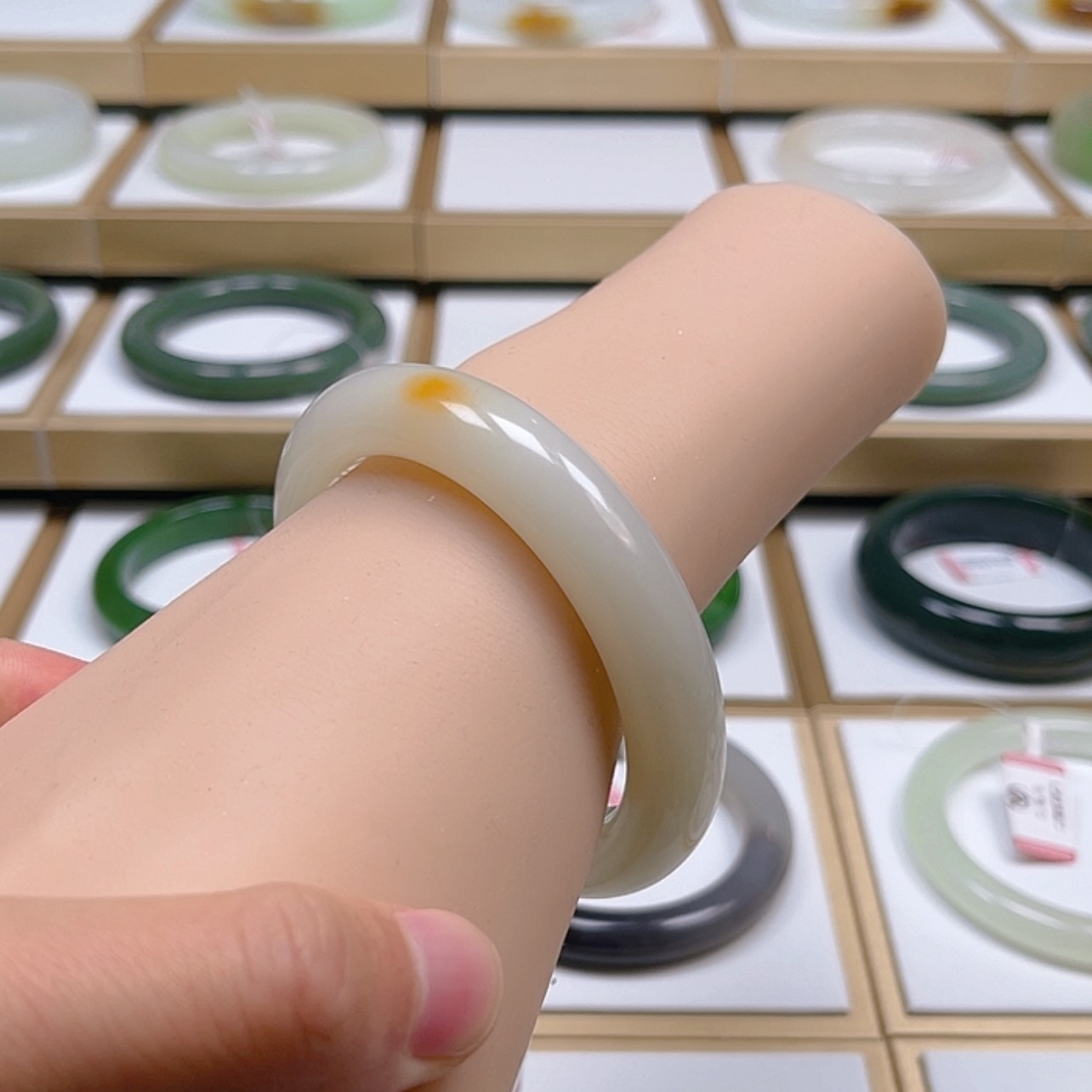 【闪购商品】和田玉手镯未镶嵌天*ღ