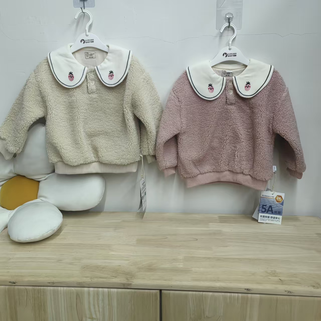 092020自家草莓娃娃领毛绒卫衣
