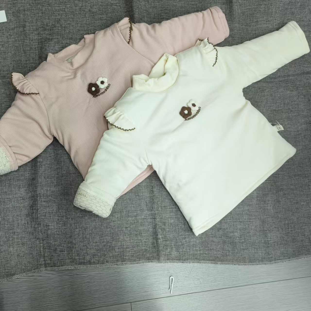 15206笑不点小花花边袖打底衫