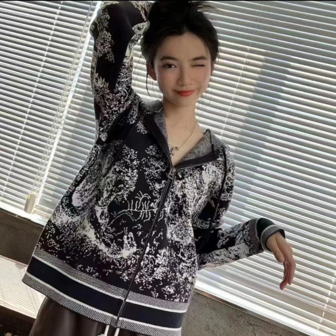 【100%纯羊毛】水墨画2023新款拉链带帽针织开衫印花连帽休闲MX