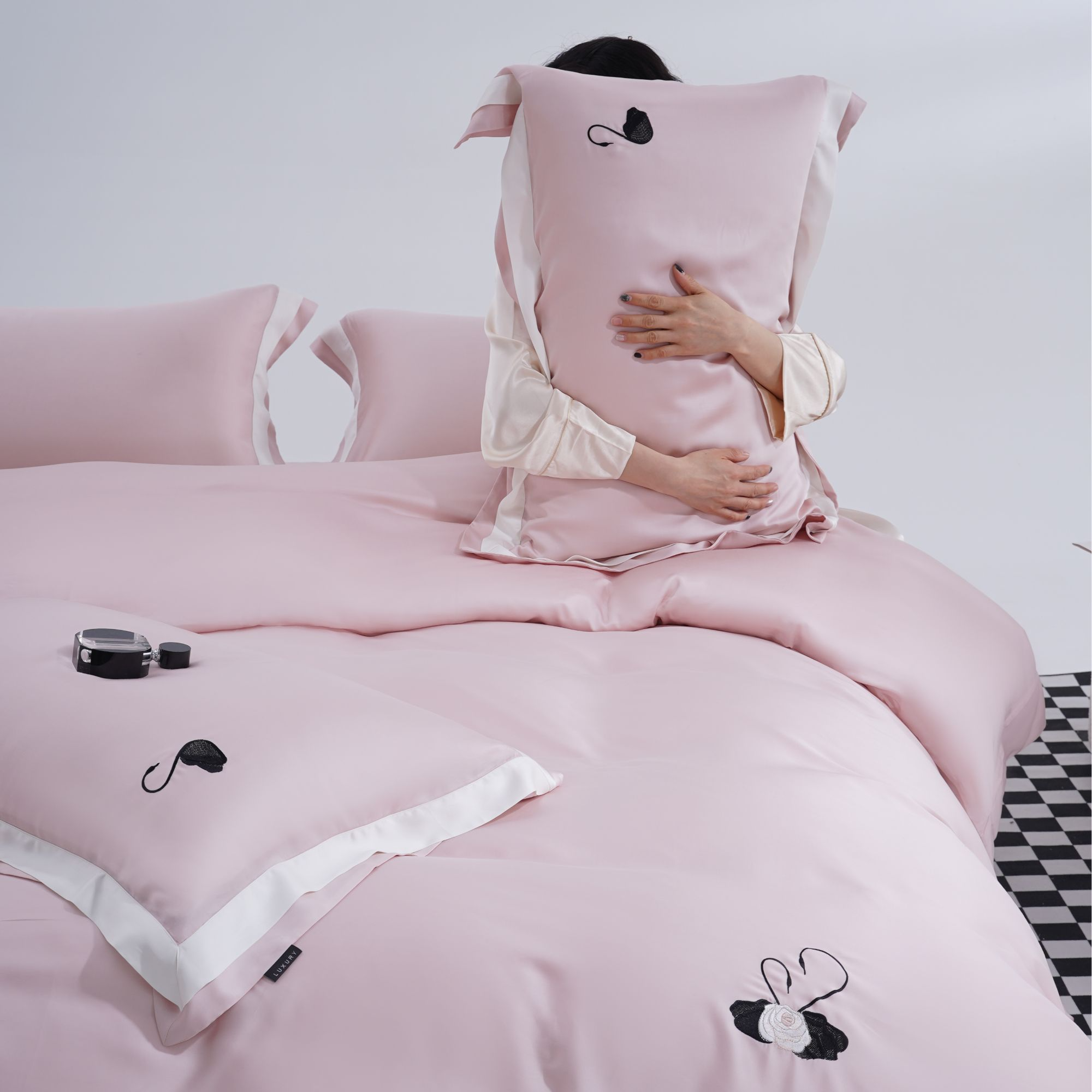 【赫莲娜】新款冷凝超细旦 轻奢纯色绣花丝滑凉感四件套