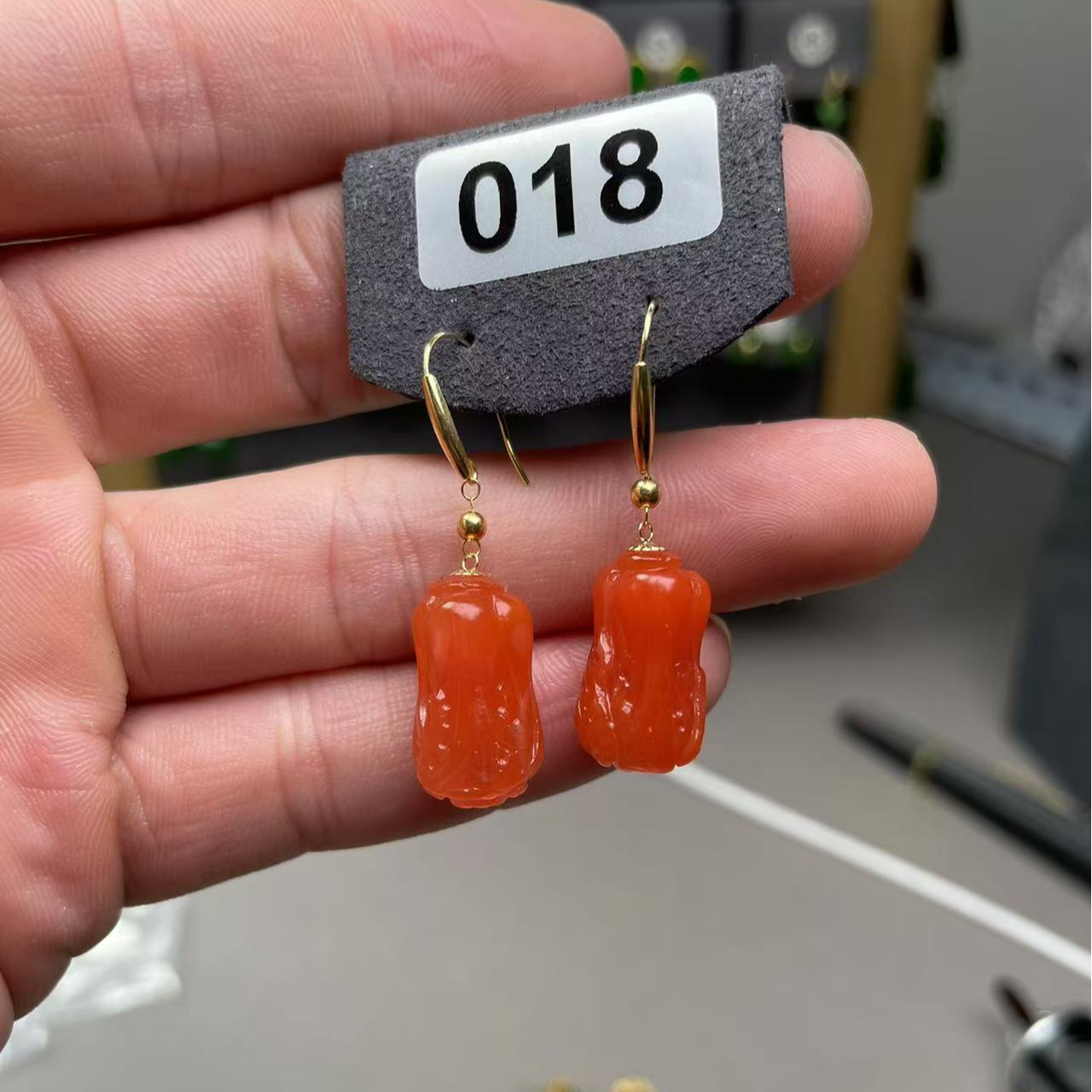 18k金镶嵌精美南红白菜耳钩