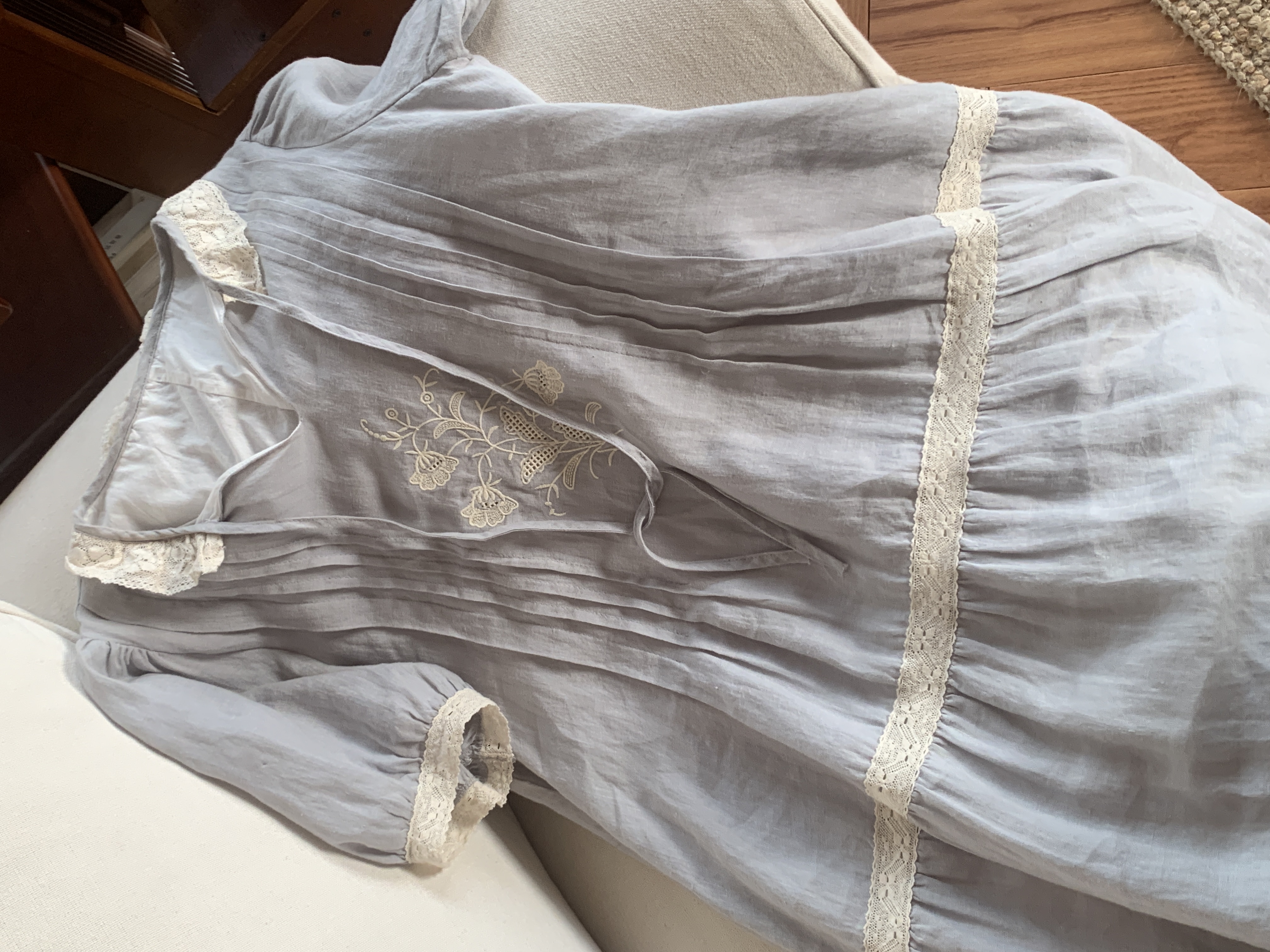 秋屿頔moment 自制 复古法式绣花宽松短袖连衣裙