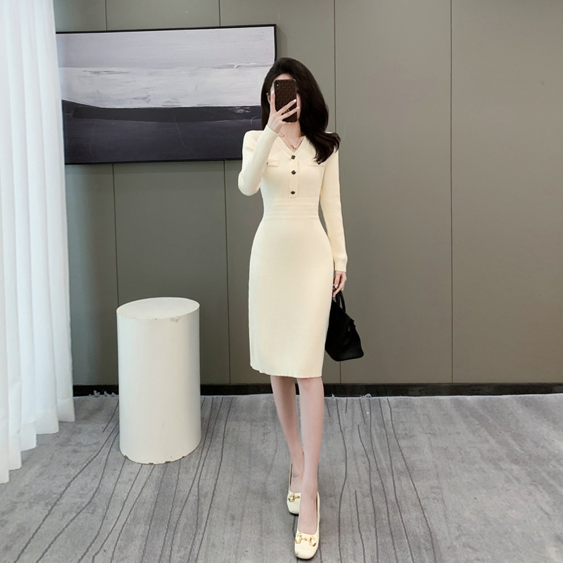 高级感小香风V领针织连衣裙秋冬季女包臀打底裙子修身气质毛衣裙