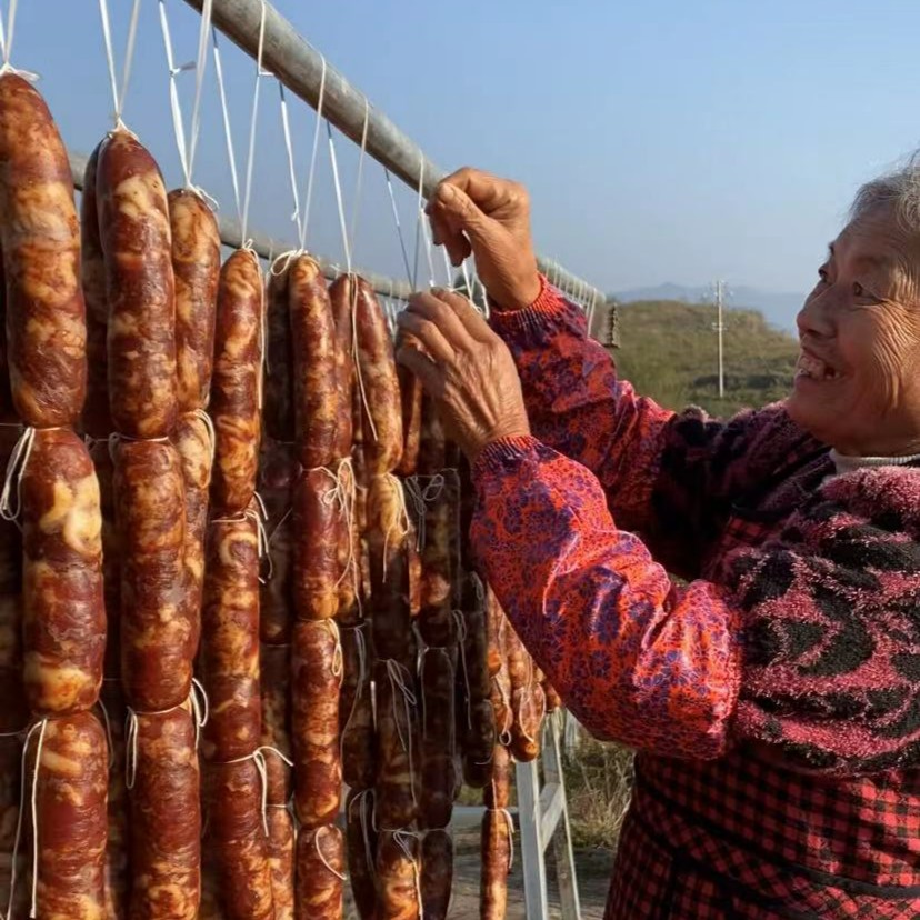 王婆家跑山黑猪肉烟熏腊肉香肠