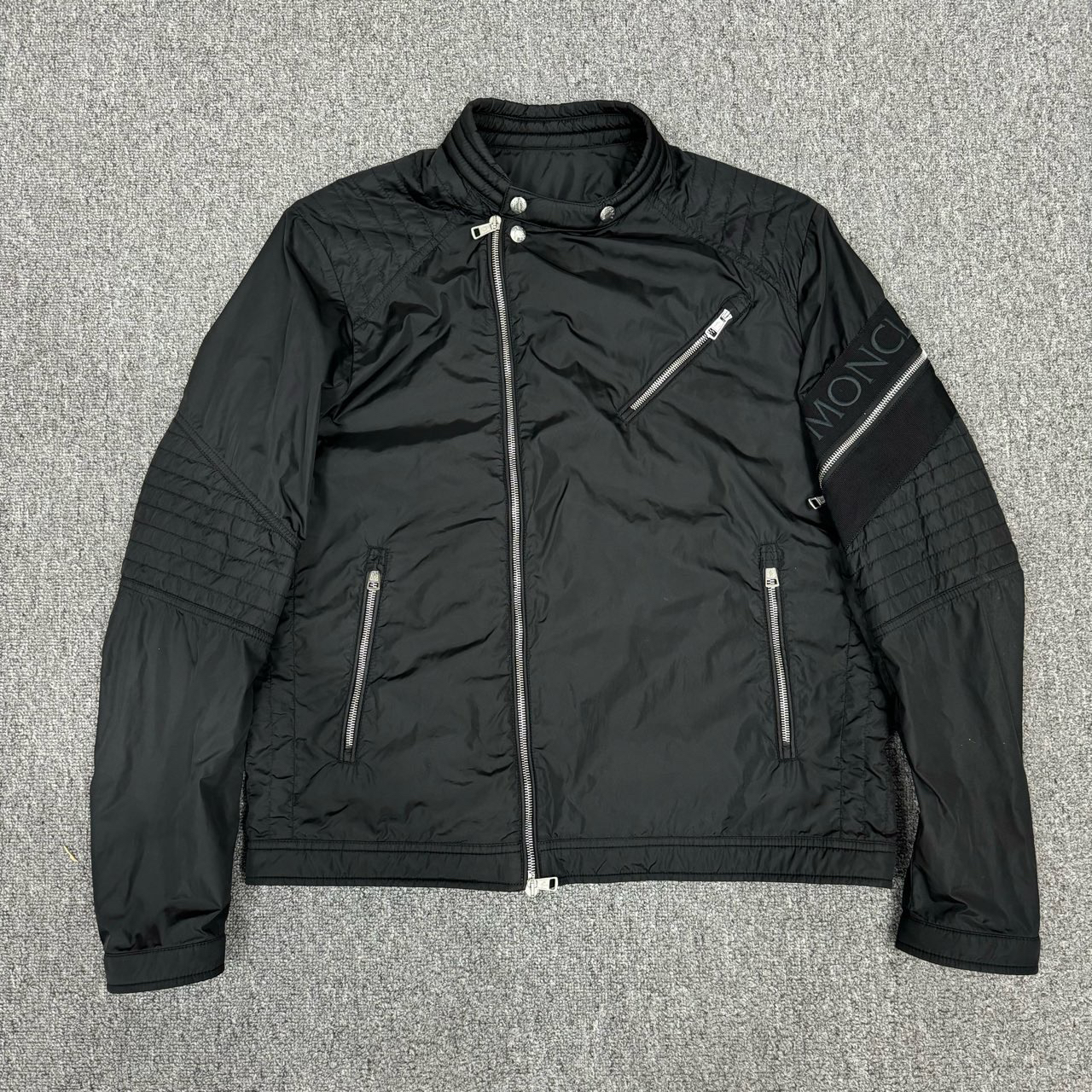 10861748 Moncler蒙口 黑色尼龙手臂刺绣机车夹克外套 5码99新