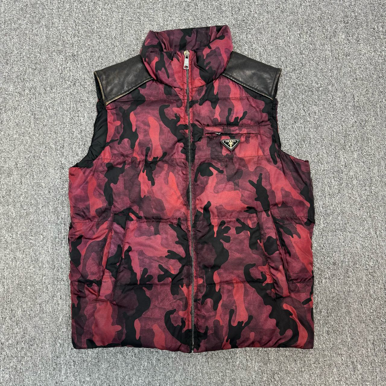 Prada普拉达 红色三角标迷彩拼皮羽绒服马甲 48码99新