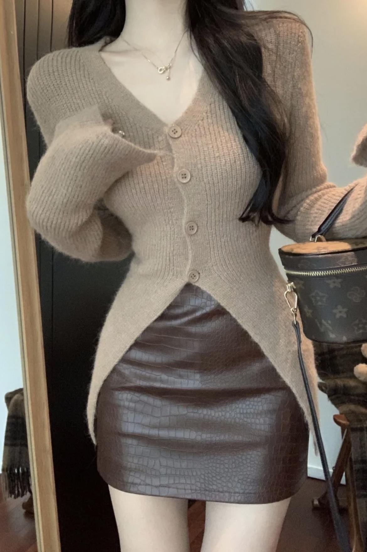 秋冬辣妹复古气质时尚套装v领针织开衫女+收腰显瘦短款包臀裙皮裙