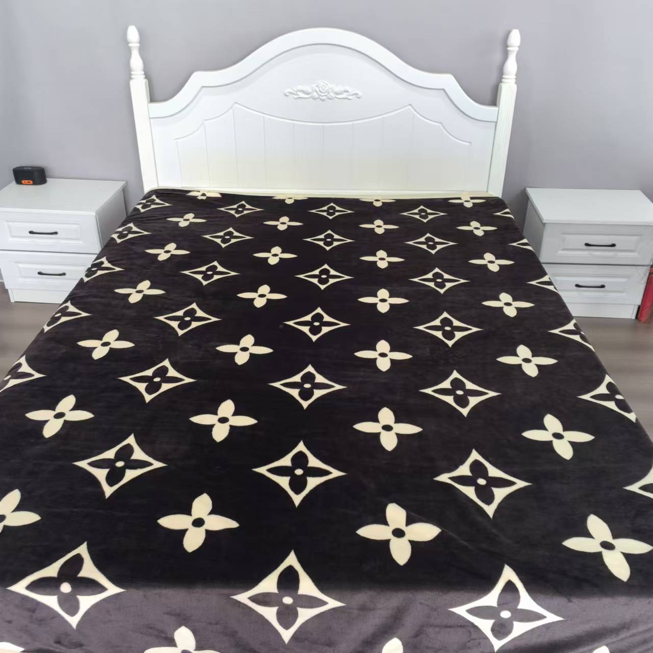 牛奶绒床单  200*230老花图案包边简约保暖多功能高奢奶绒印花   