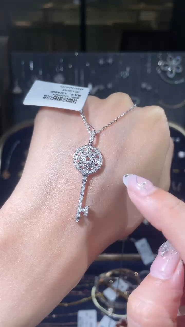 【闪购商品】钻石吊坠（不含链）18K金镶嵌太阳花钥匙吊坠