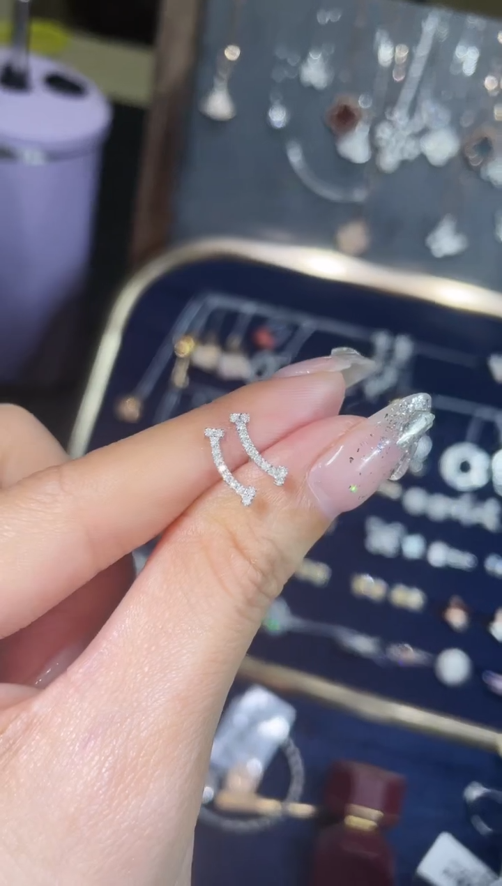 【闪购商品】钻石耳钉18K金镶嵌k白微笑耳钉