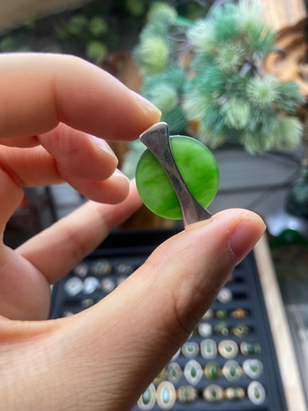 s925银镶嵌 碧玉意境圆牌吊坠