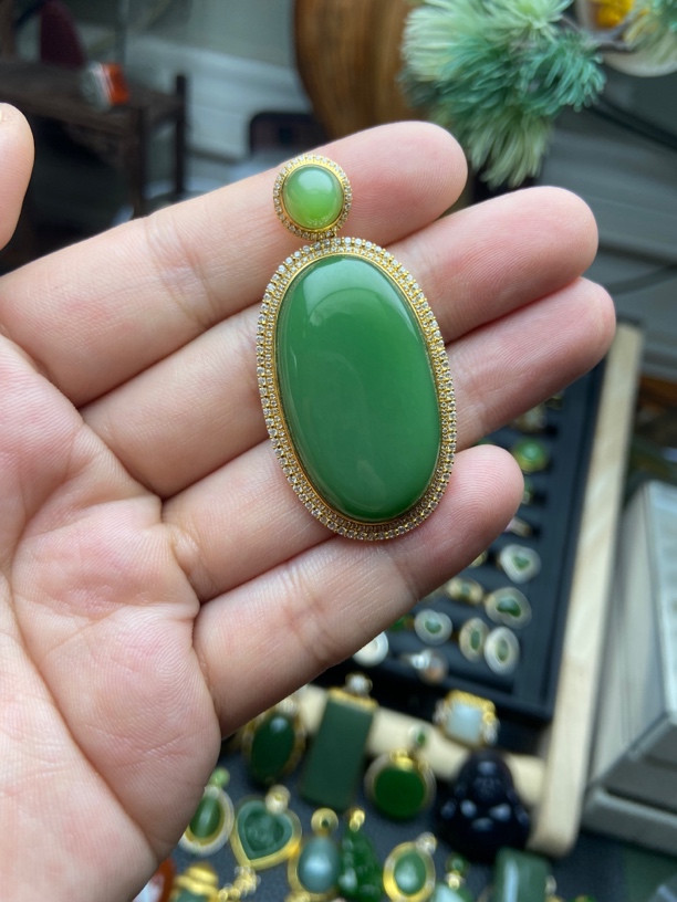 和田玉碧玉18k金镶嵌粉绿吊坠（高50.宽25.厚9）