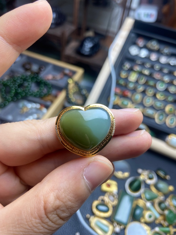 和田玉碧玉 18k金镶俏色手牌吊坠两用款