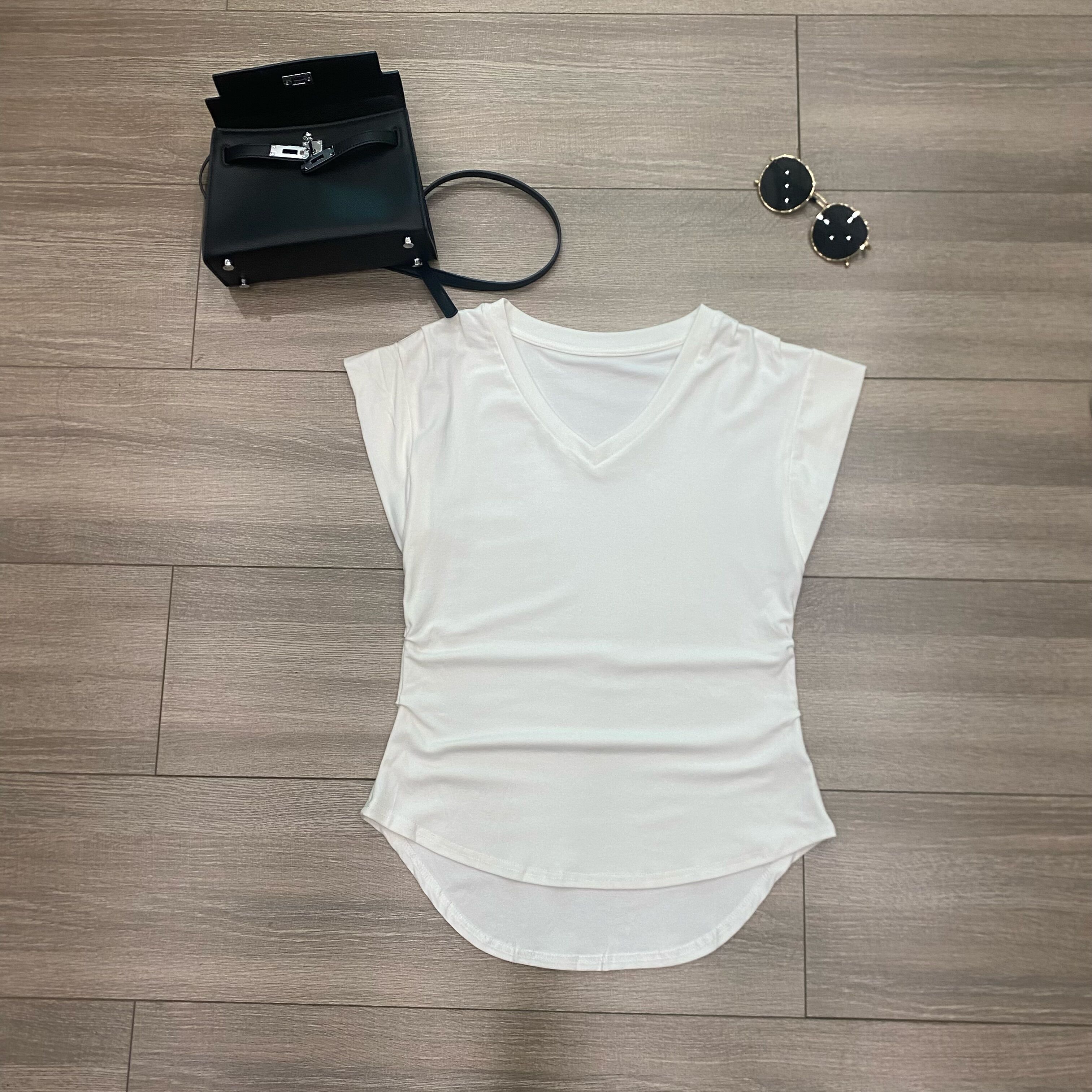 精美衣服或下装，项链，围巾。随机送